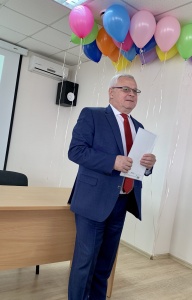 Сегодня главный врач станции Овечкин Павел Геннадьевич поздравил коллектив нашей станции с наступающим днем медицинского работника