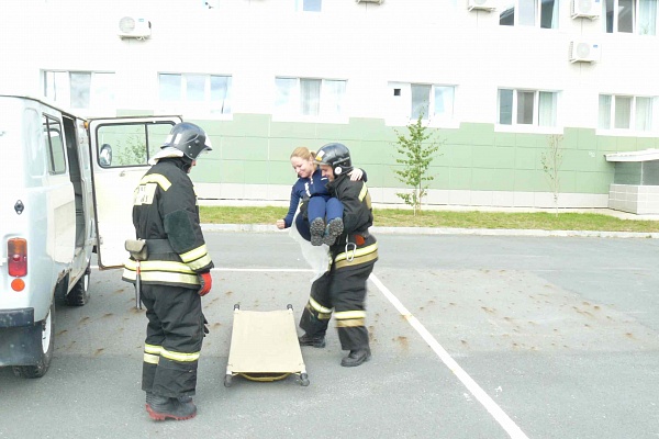 На территории станции скорой  медицинской помощи г. Ханты-Мансийска состоялось совместное учение сотрудников скорой медицинской помощи