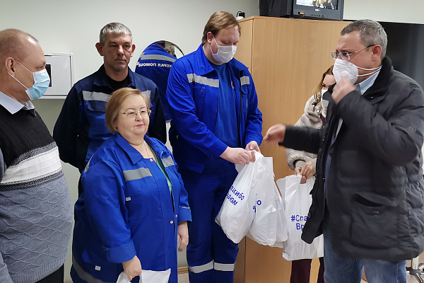 Депутаты Думы поблагодарили сотрудников скорой