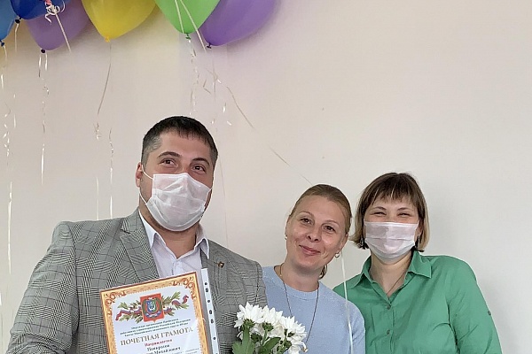 Сегодня главный врач станции Овечкин Павел Геннадьевич поздравил коллектив нашей станции с наступающим днем медицинского работника