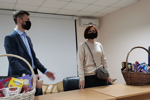 Представители партии Единая Россия поздравили сотрудников с наступающим Новым годом