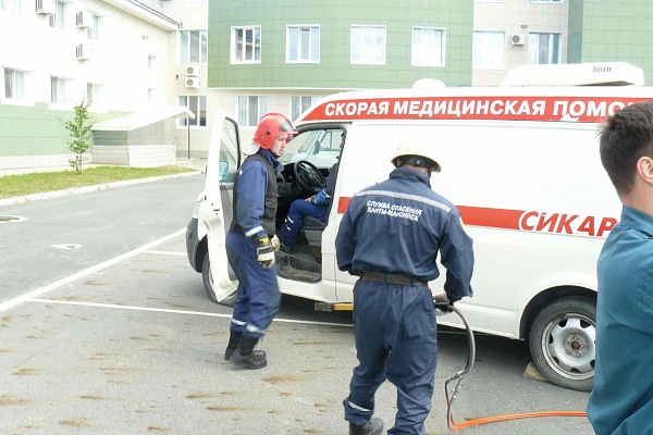 На территории станции скорой  медицинской помощи г. Ханты-Мансийска состоялось совместное учение сотрудников скорой медицинской помощи