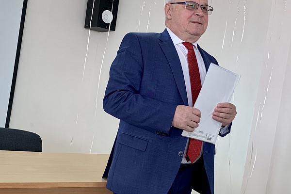 Сегодня главный врач станции Овечкин Павел Геннадьевич поздравил коллектив нашей станции с наступающим днем медицинского работника