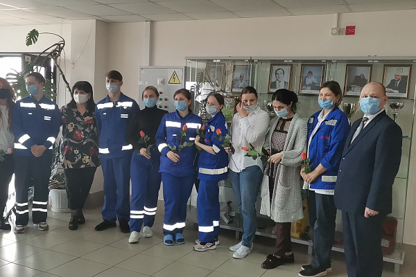 28 апреля Запалнова Н. поздравила сотрудников с днем рождения скорой момощи